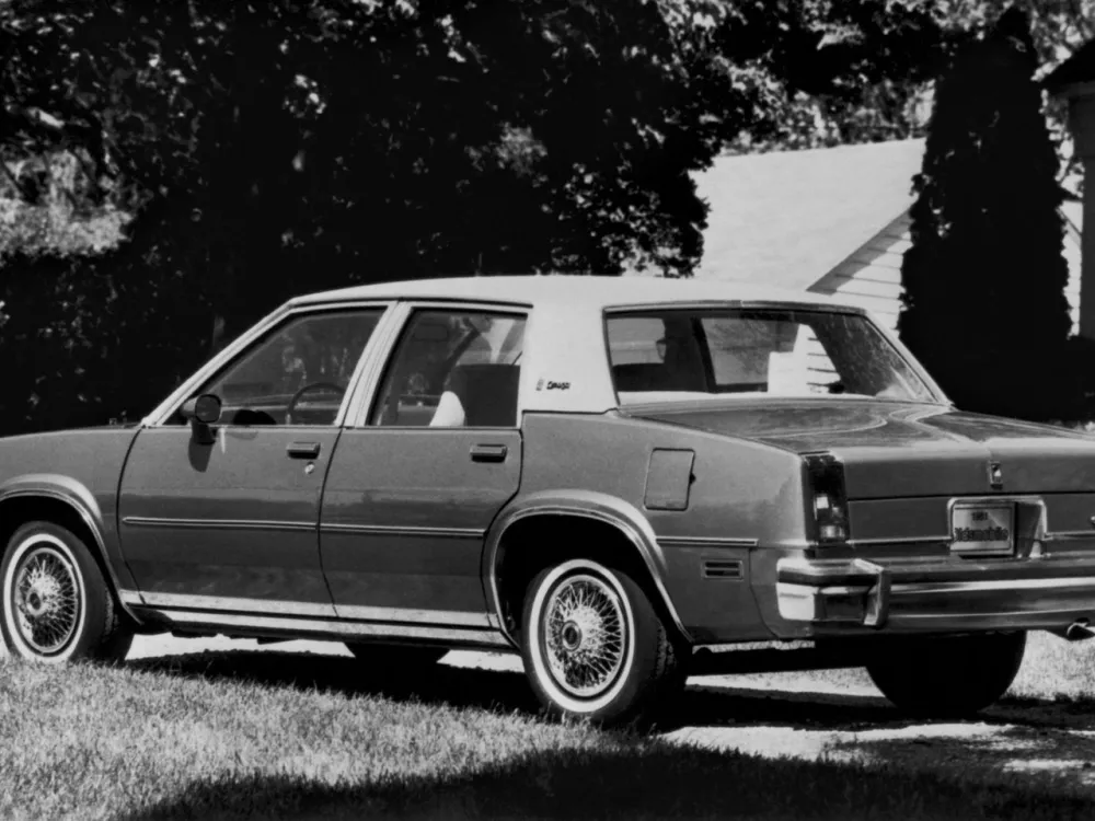 Автомобиль Oldsmobile Omega Седан
