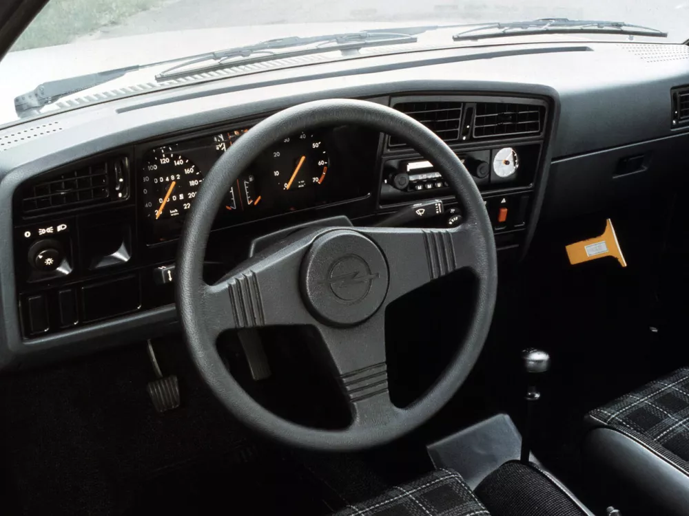 Автомобиль Opel Ascona C Хэтчбек (5 дверей)