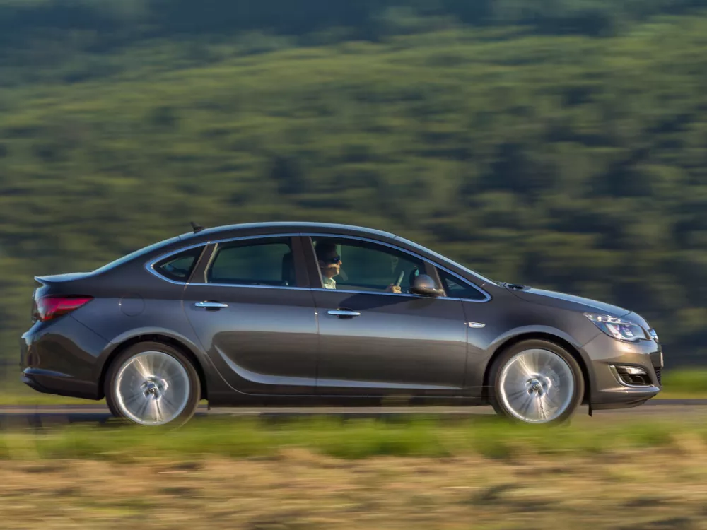 Автомобиль Opel Astra J Рестайлинг Седан