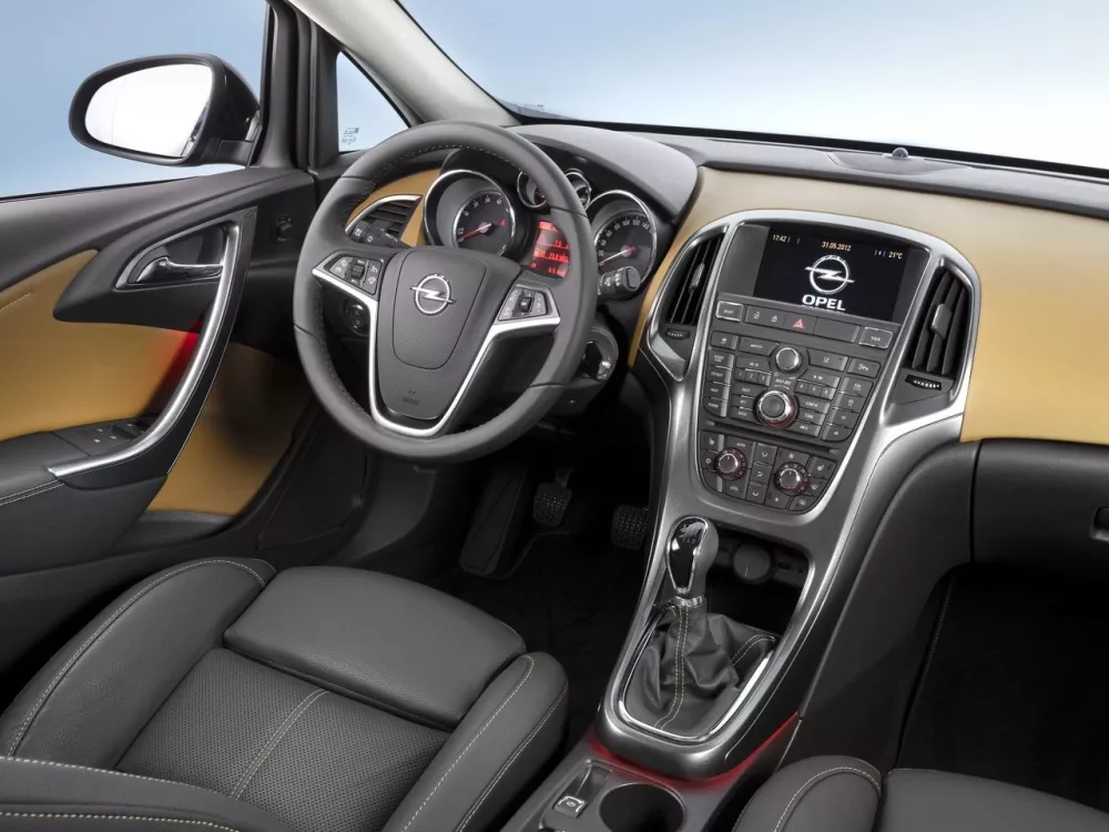 Автомобиль Opel Astra J Рестайлинг Седан