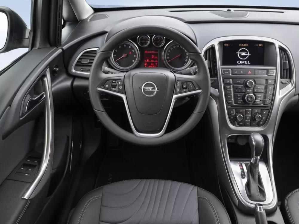 Автомобиль Opel Astra J Рестайлинг Седан