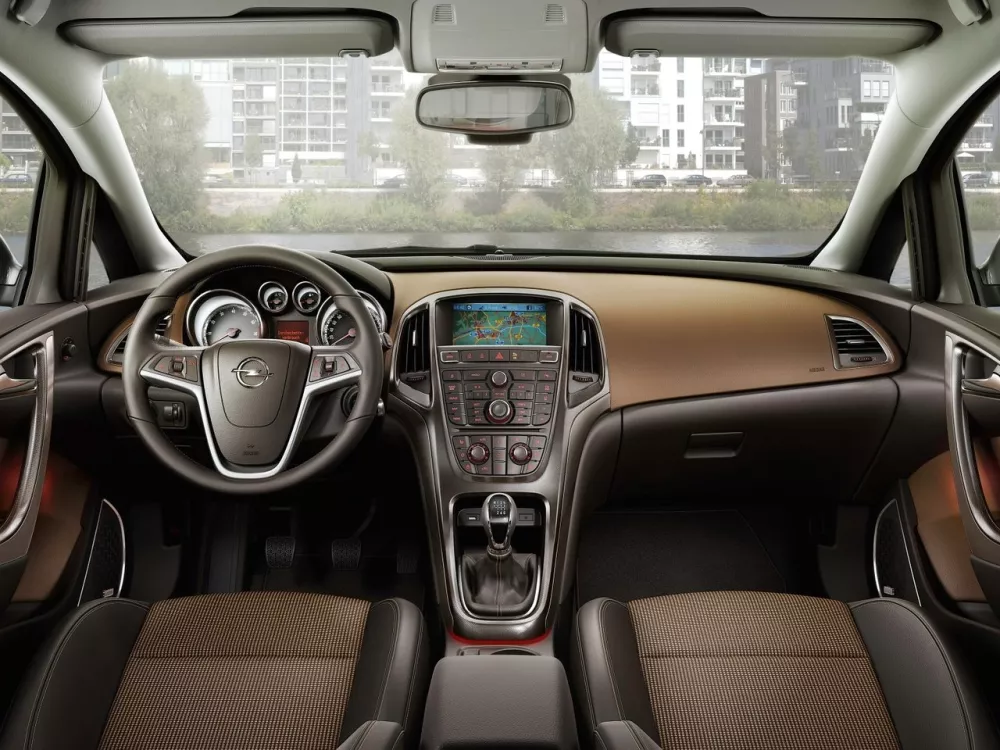 Автомобиль Opel Astra J Рестайлинг Универсал (5 дверей)