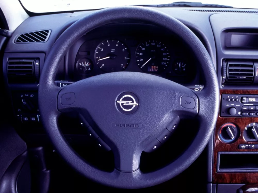 Автомобиль Opel Astra G Седан