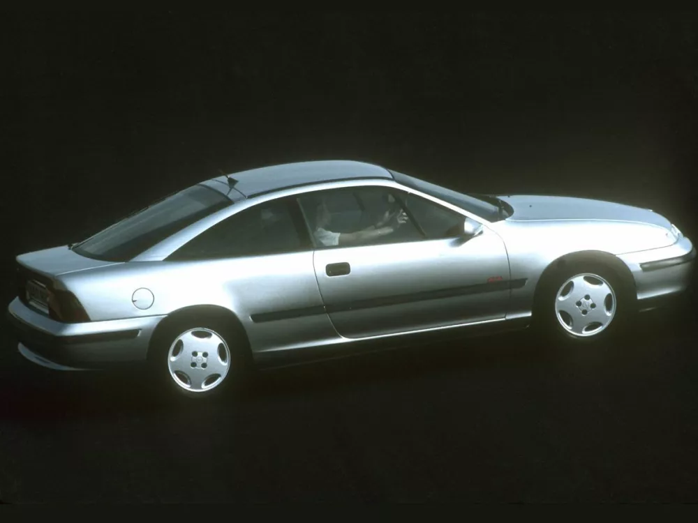 Автомобиль Opel Calibra Купе