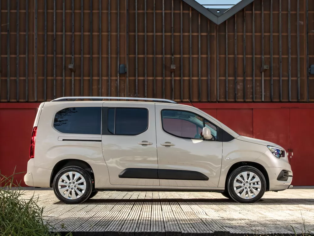 Автомобиль Opel Combo E Компактвэн XL