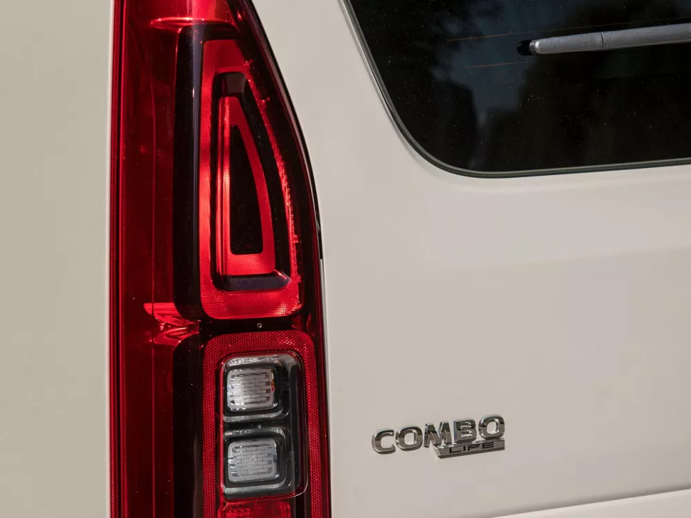 Автомобиль Opel Combo E Компактвэн XL