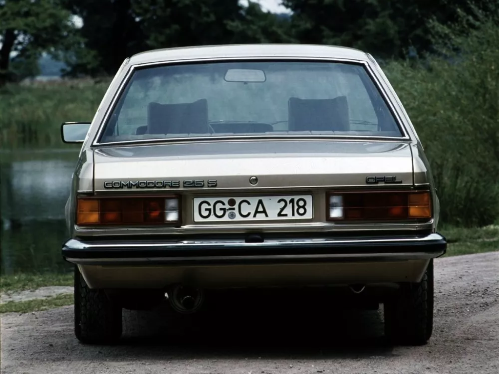 Автомобиль Opel Commodore C Седан