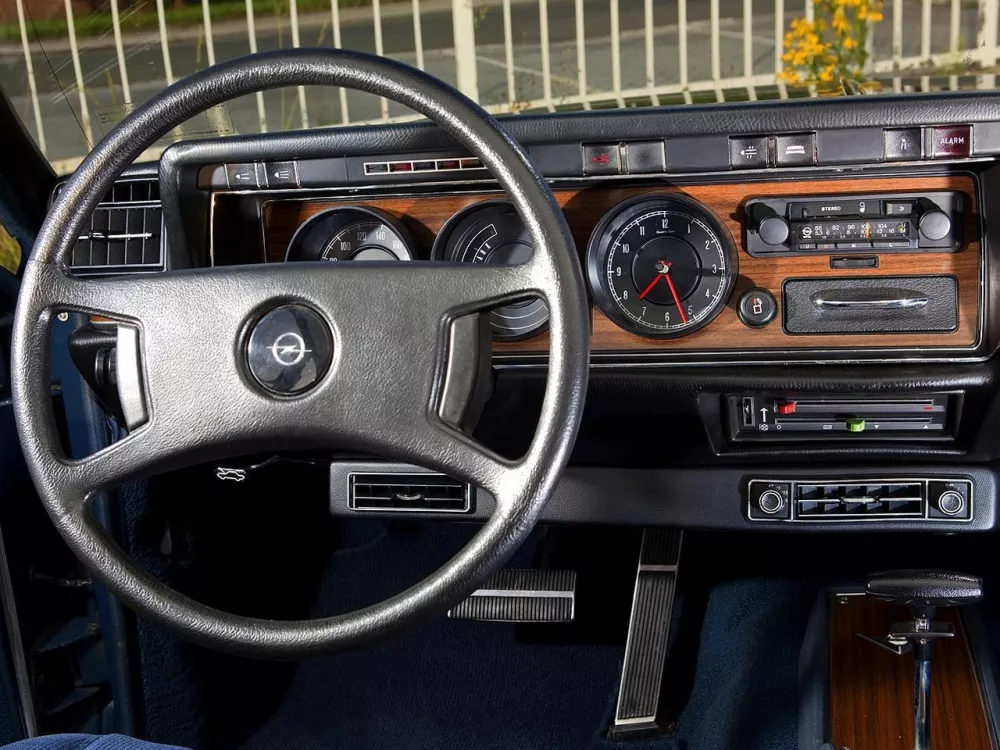Автомобиль Opel Diplomat B Седан