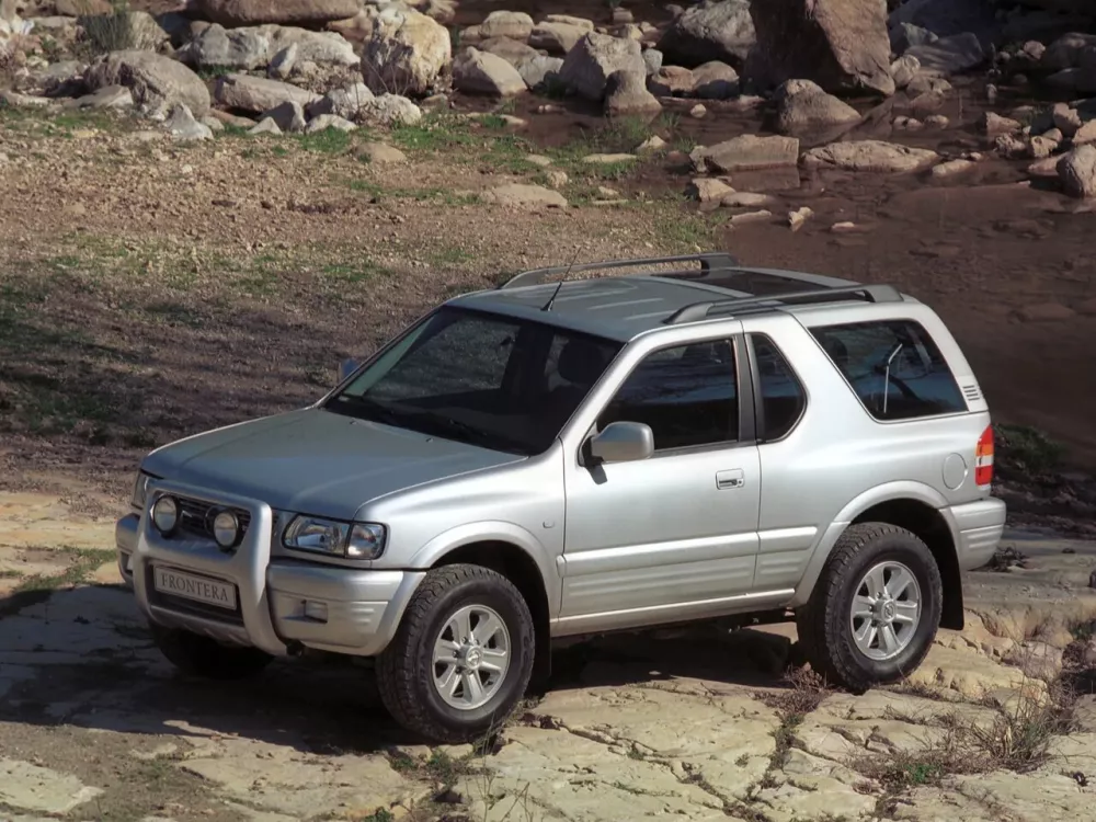 Автомобиль Opel Frontera B Рестайлинг Внедорожник (3 двери)