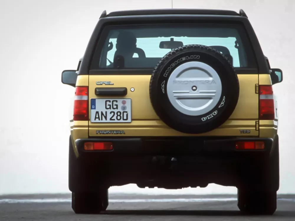 Автомобиль Opel Frontera A Внедорожник (3 двери)