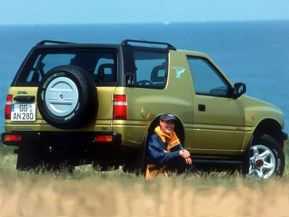 Автомобиль Opel Frontera A Внедорожник (3 двери)