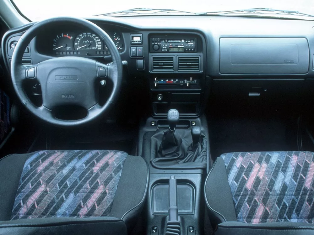 Автомобиль Opel Frontera A Внедорожник (3 двери)