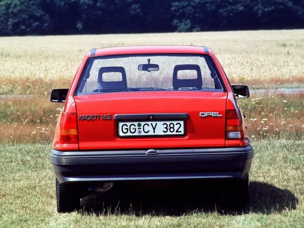 Автомобиль Opel Kadett E Рестайлинг Седан