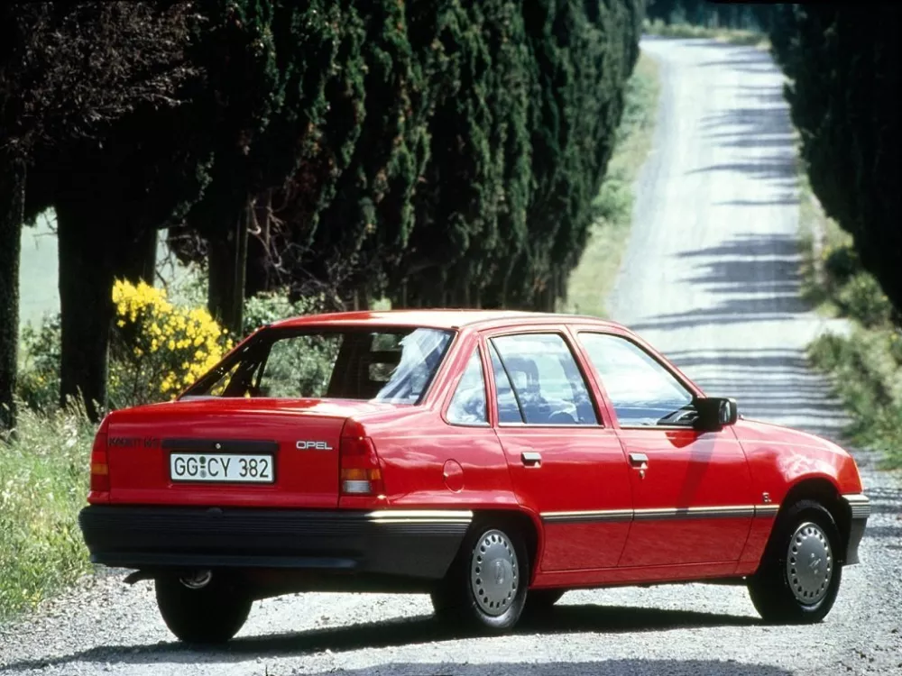 Автомобиль Opel Kadett E Рестайлинг Седан