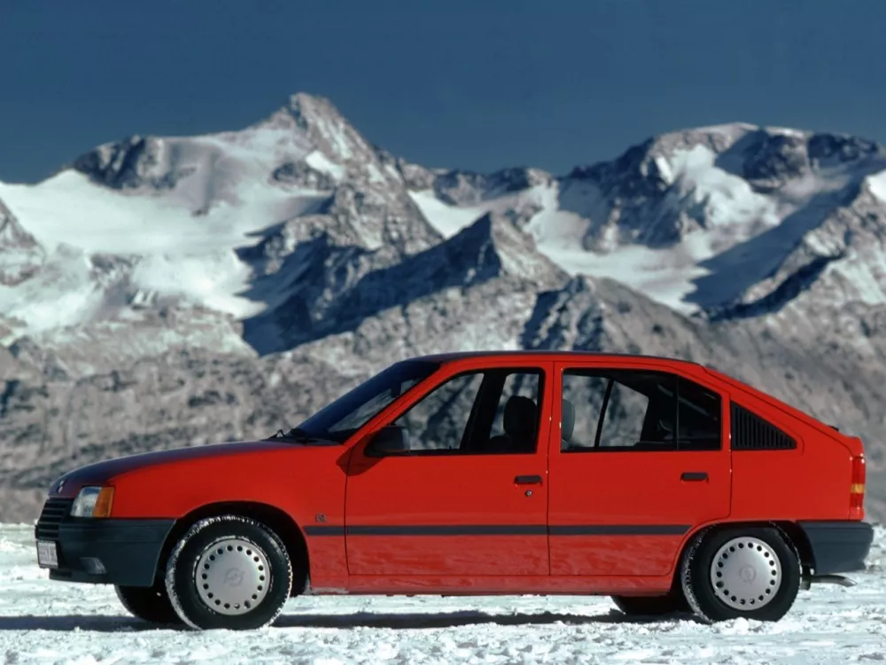 Автомобиль Opel Kadett E Хэтчбек (5 дверей)