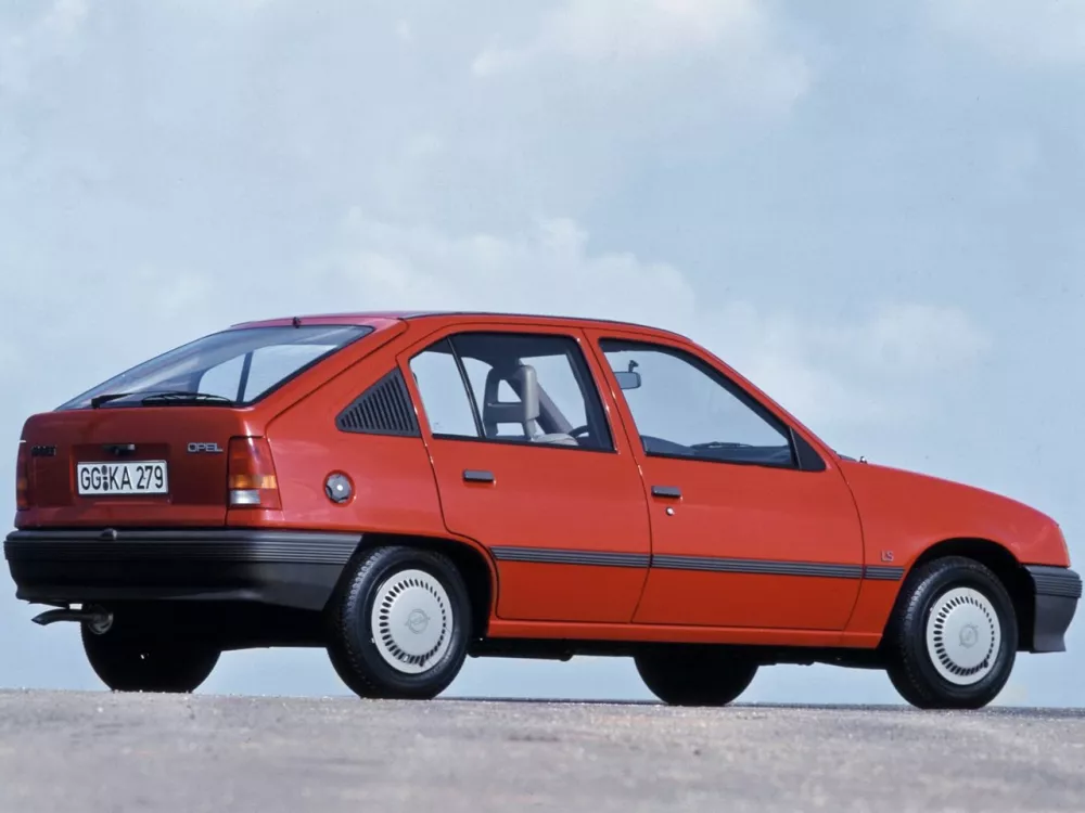 Автомобиль Opel Kadett E Хэтчбек (5 дверей)
