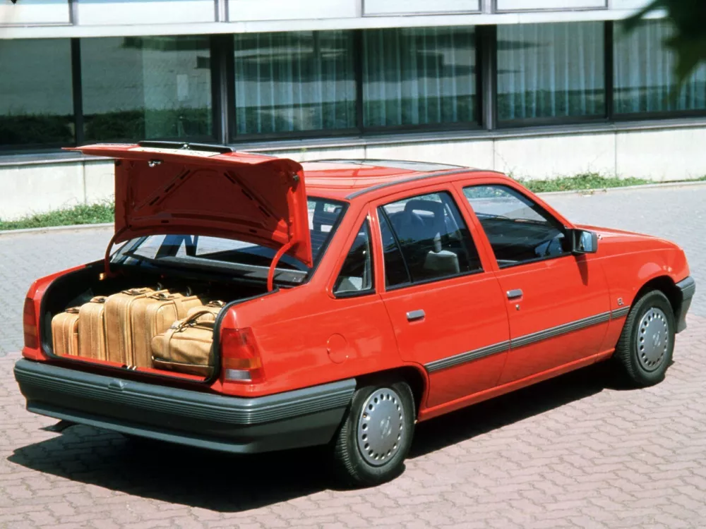 Автомобиль Opel Kadett E Седан