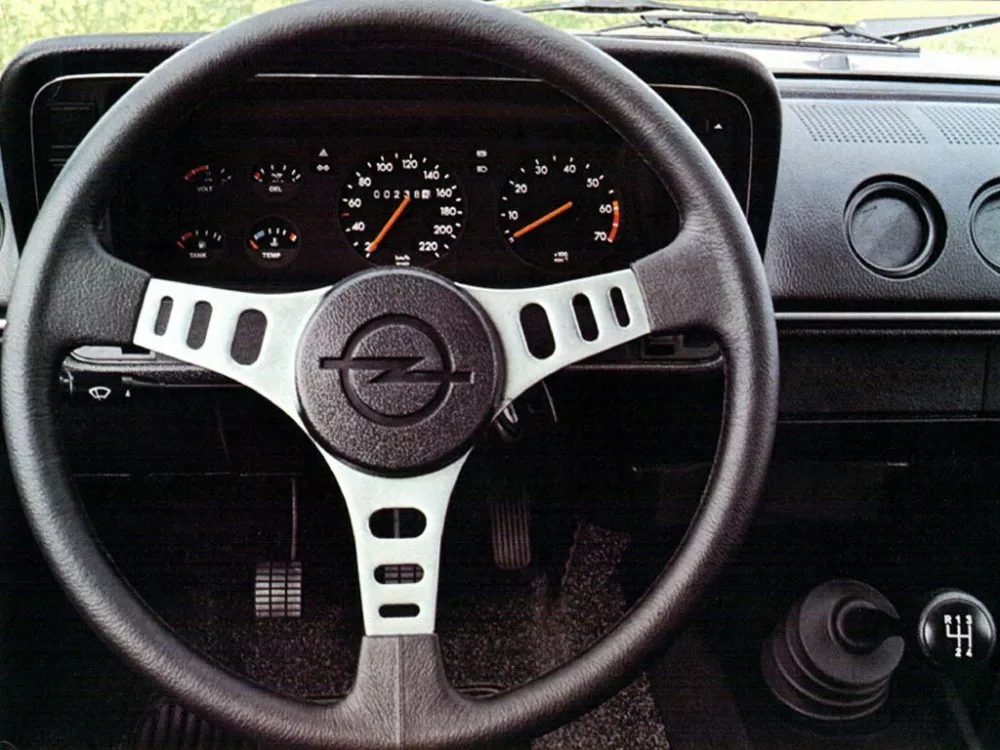 Автомобиль Opel Manta B Купе