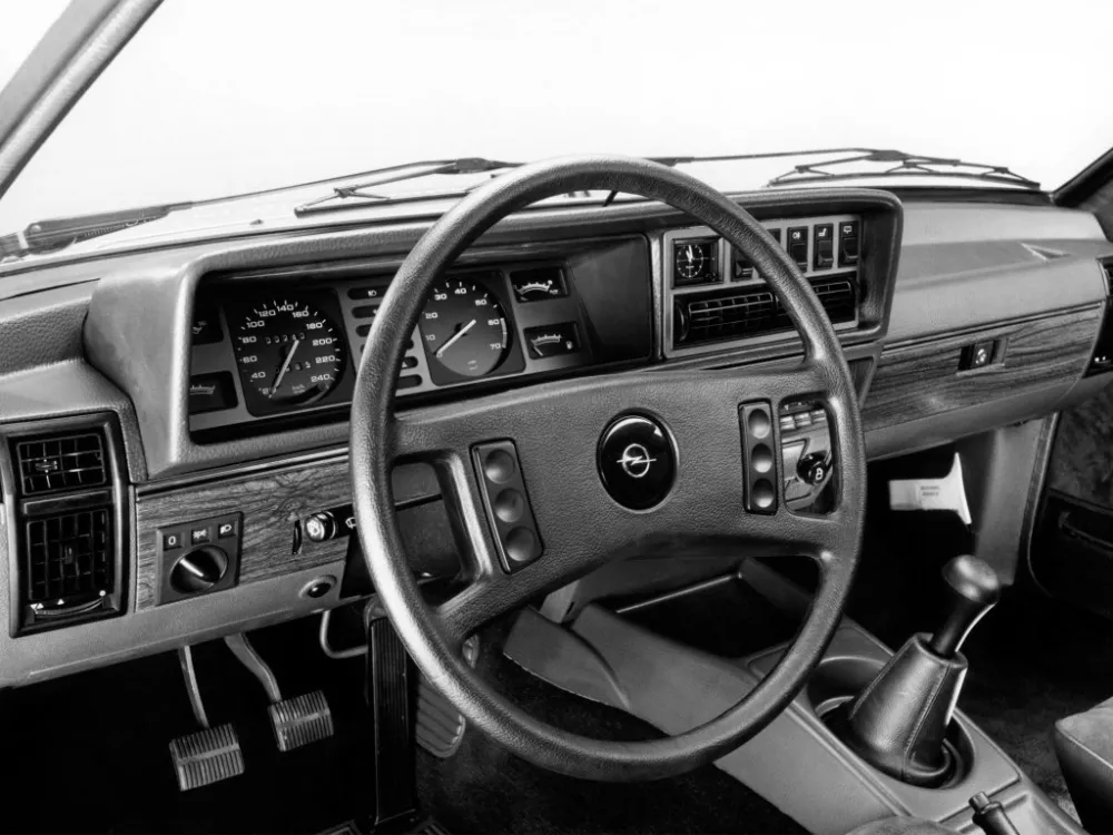 Автомобиль Opel Senator A Седан