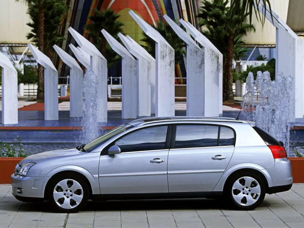 Автомобиль Opel Signum I Хэтчбек (5 дверей)