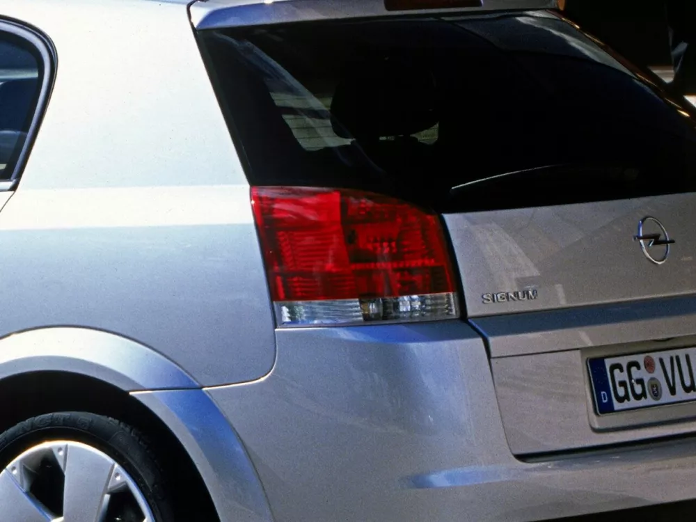 Автомобиль Opel Signum I Хэтчбек (5 дверей)