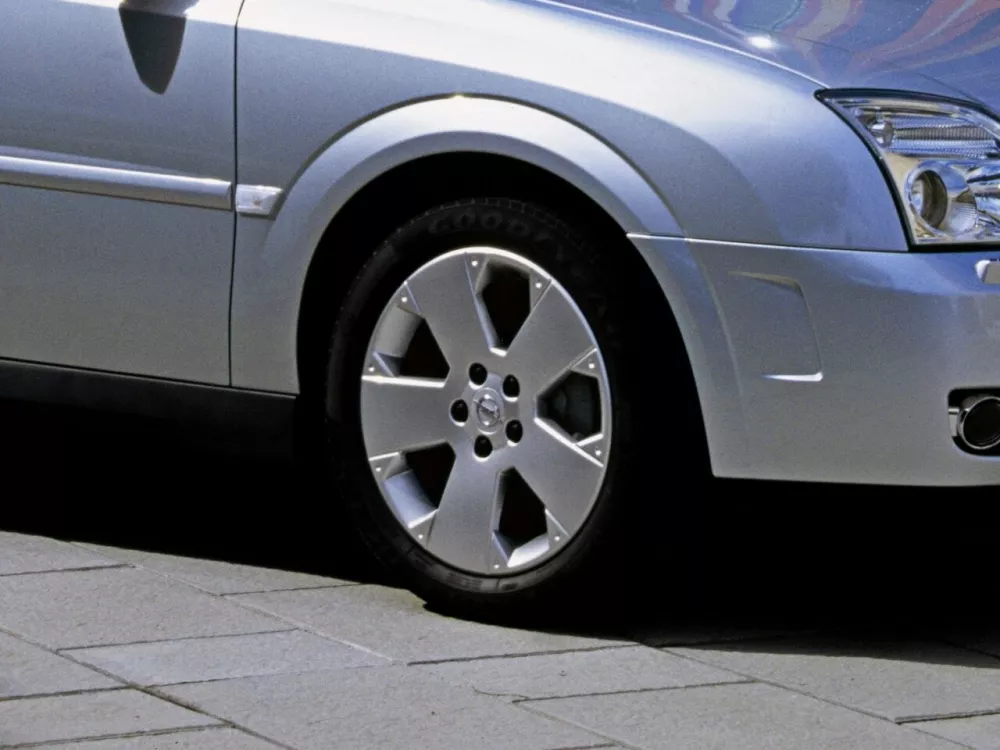 Автомобиль Opel Signum I Хэтчбек (5 дверей)