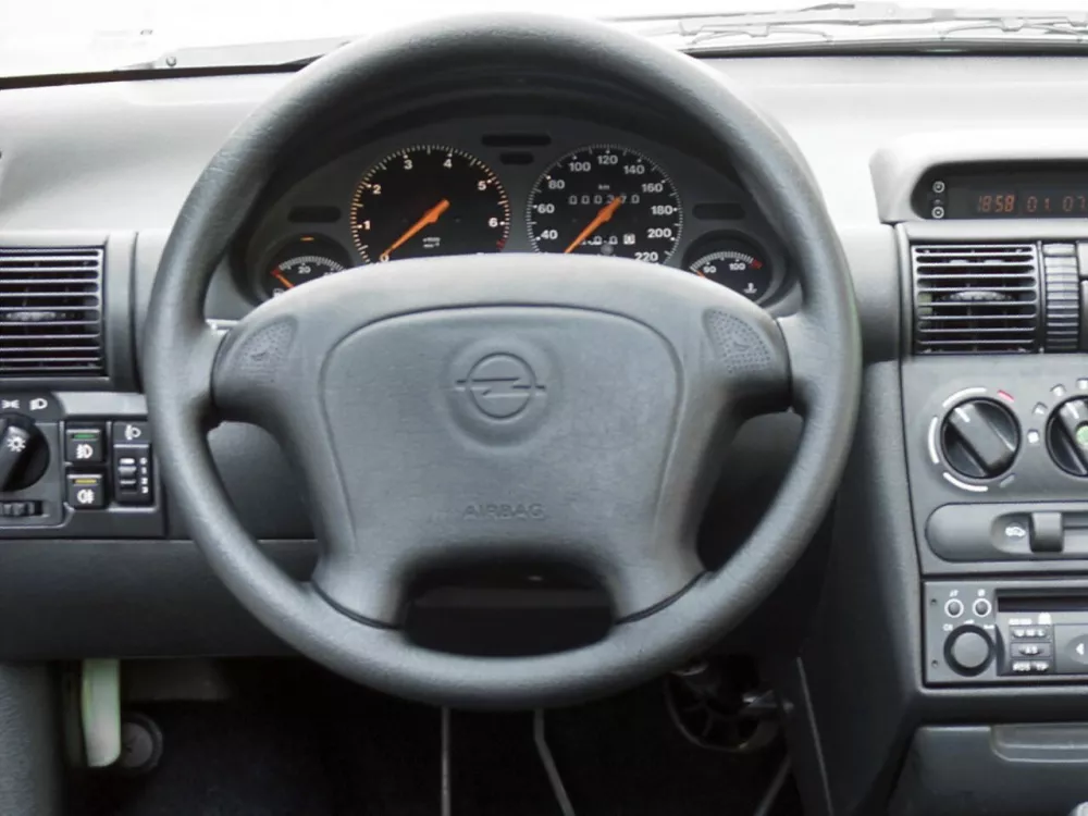 Автомобиль Opel Tigra A Купе