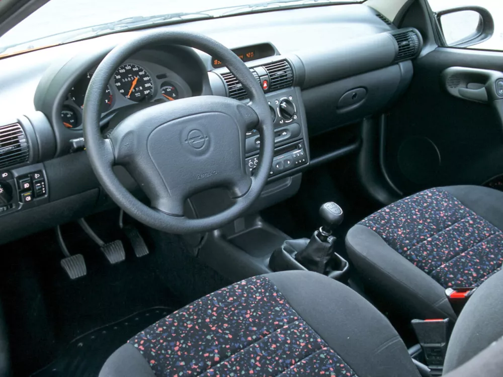 Автомобиль Opel Tigra A Купе