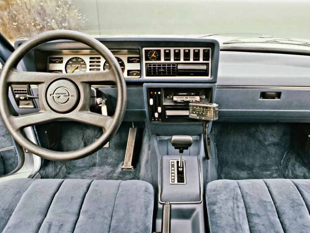 Автомобиль Opel Monza Хэтчбек (3 двери)