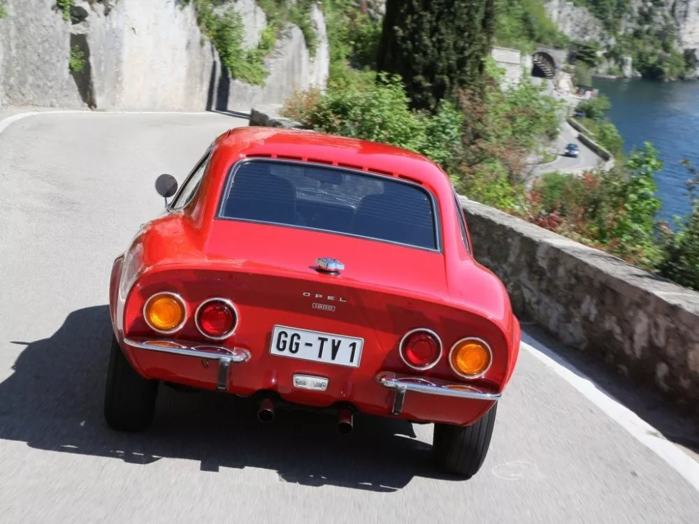 Автомобиль Opel GT I Купе