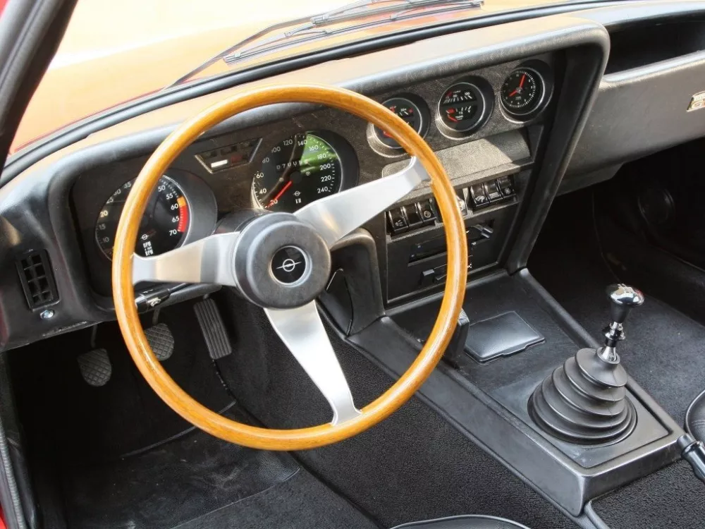 Автомобиль Opel GT I Купе