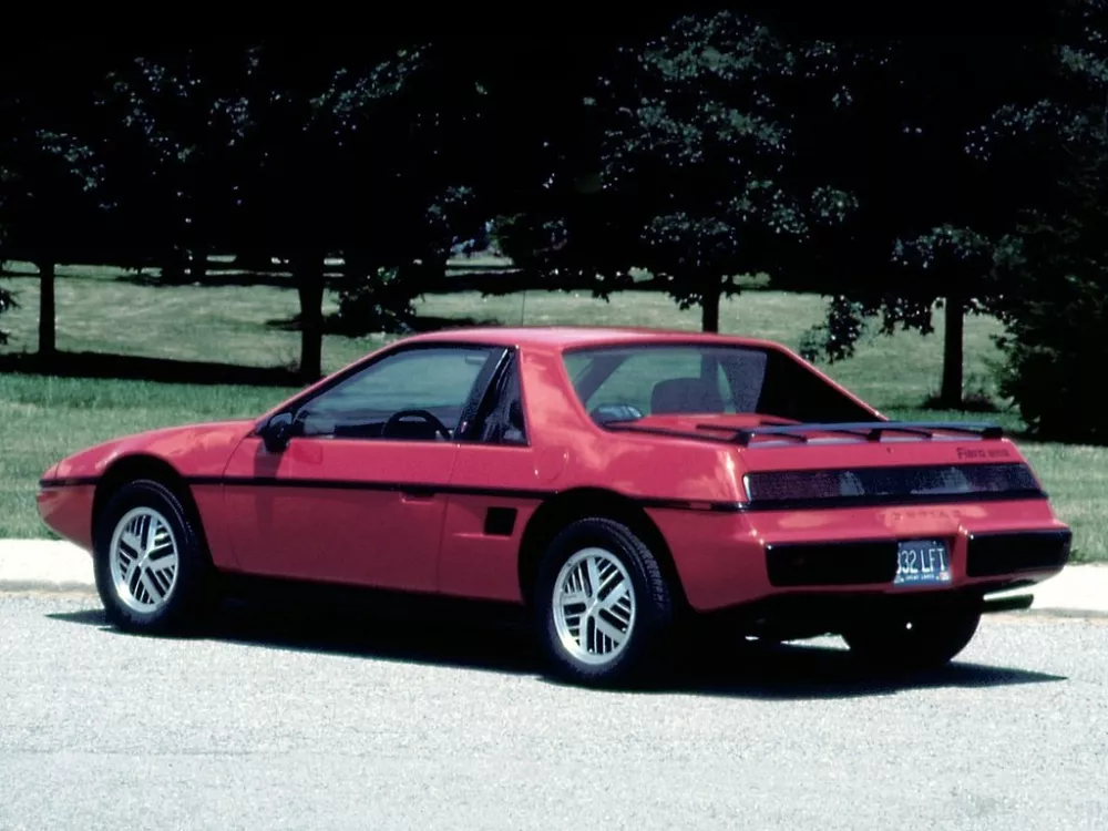 Автомобиль Pontiac Fiero Хэтчбек (3 двери)