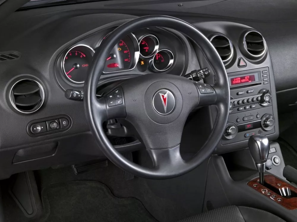 Автомобиль Pontiac G6 Седан