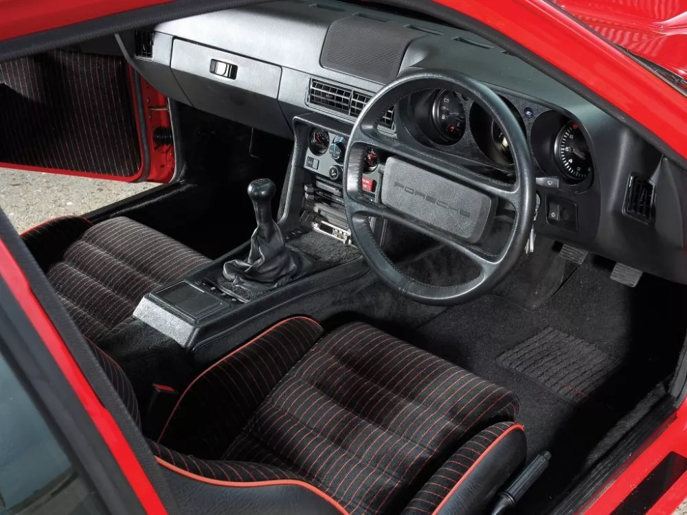 Автомобиль Porsche 924 Купе