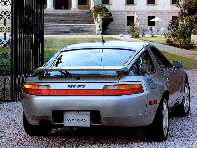 Автомобиль Porsche 928 Купе