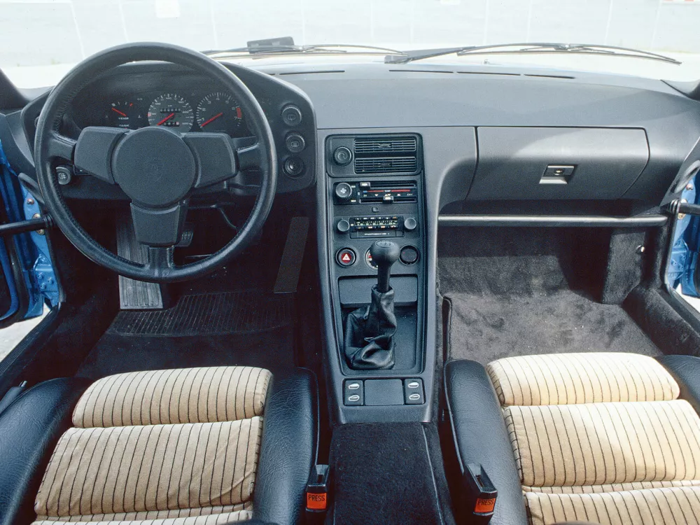 Автомобиль Porsche 928 Купе