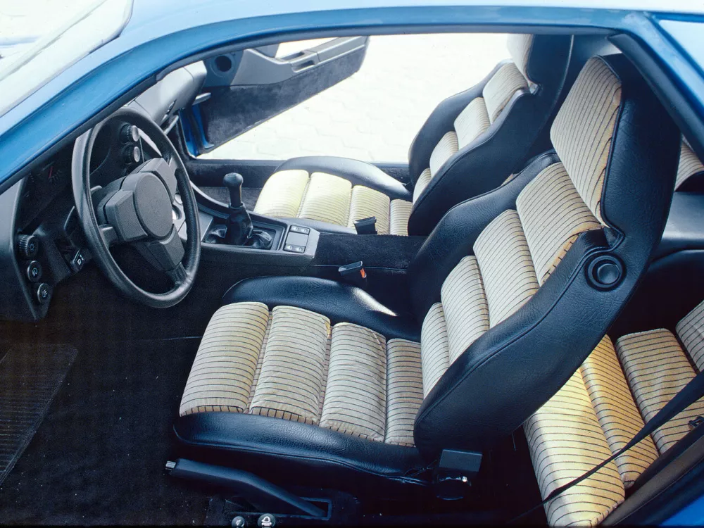 Автомобиль Porsche 928 Купе