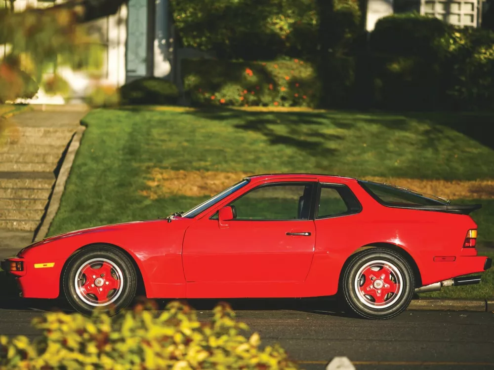 Автомобиль Porsche 944 Купе