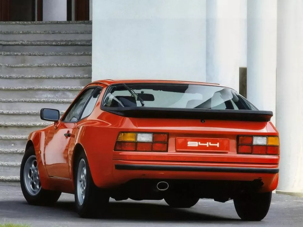 Автомобиль Porsche 944 Купе