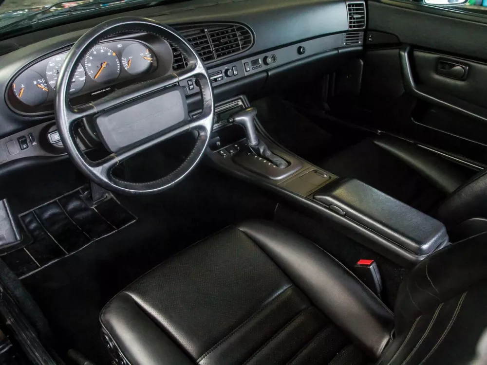 Автомобиль Porsche 944 Купе
