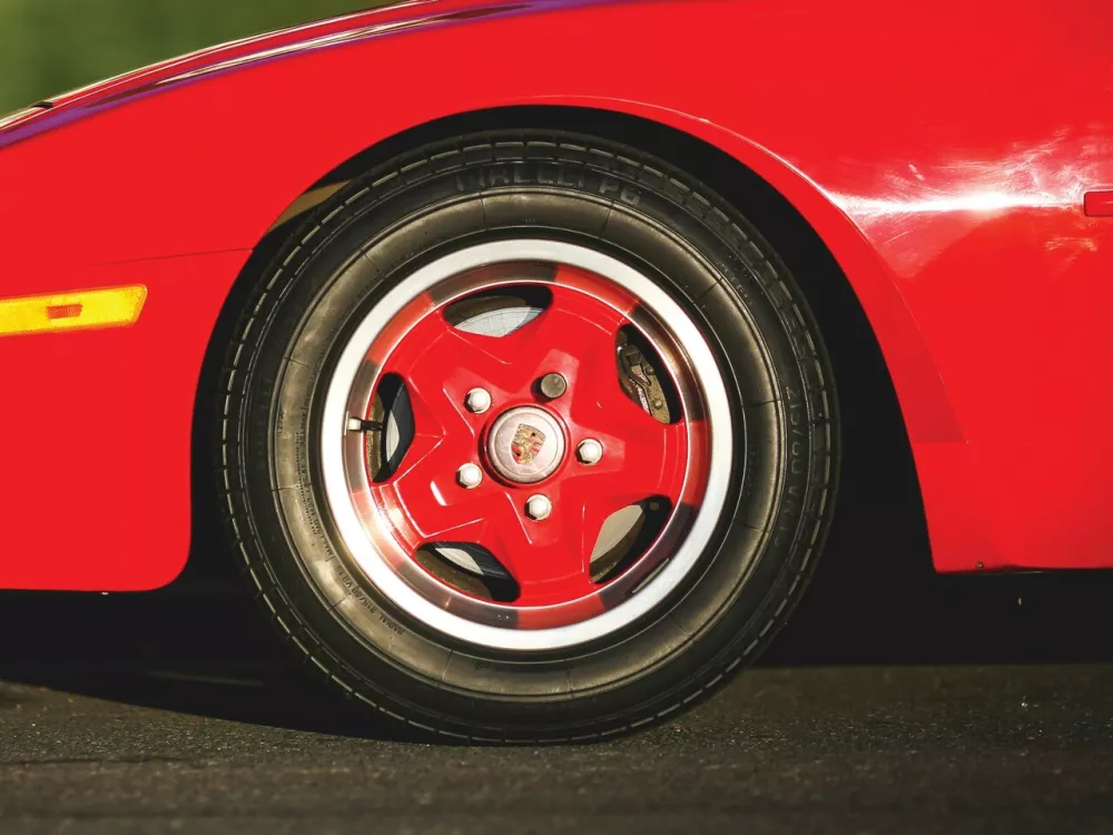 Автомобиль Porsche 944 Купе