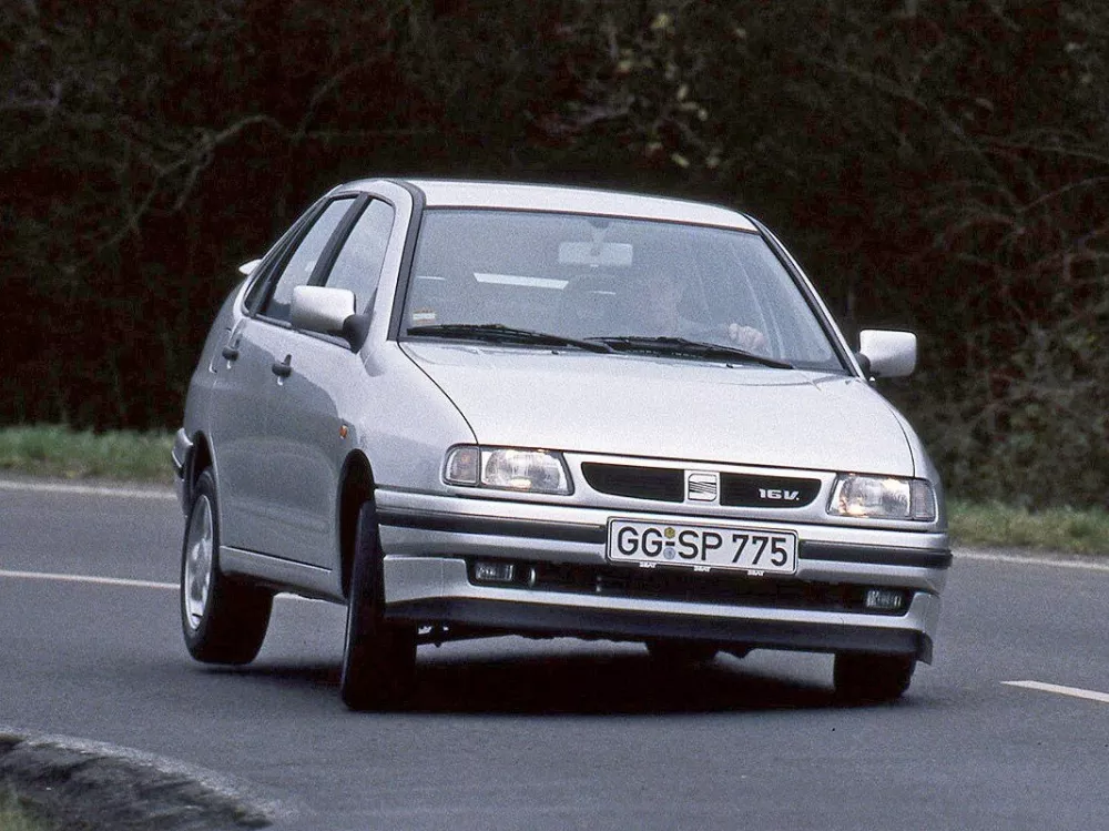 Автомобиль SEAT Cordoba I Седан