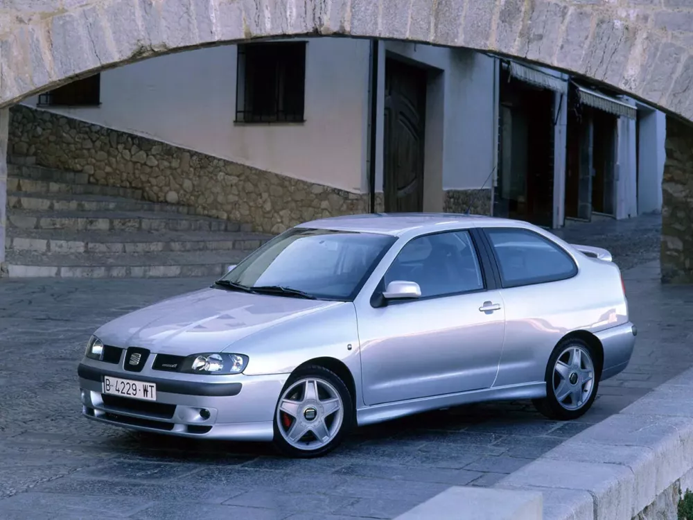 Автомобиль SEAT Cordoba I Рестайлинг Купе