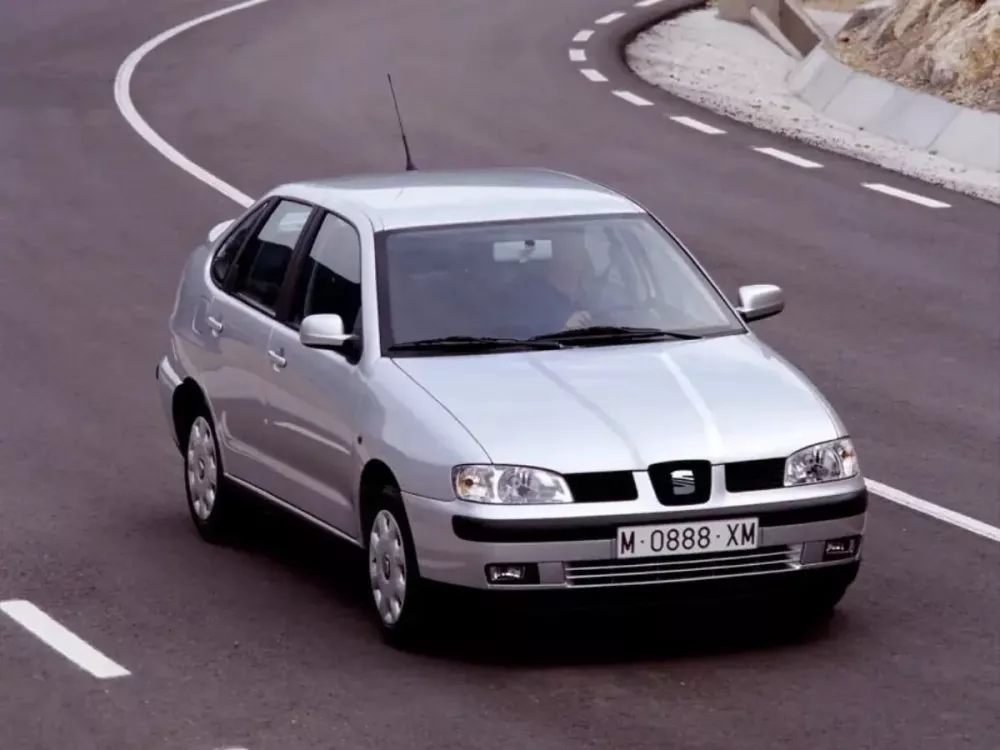 Автомобиль SEAT Cordoba I Рестайлинг Седан