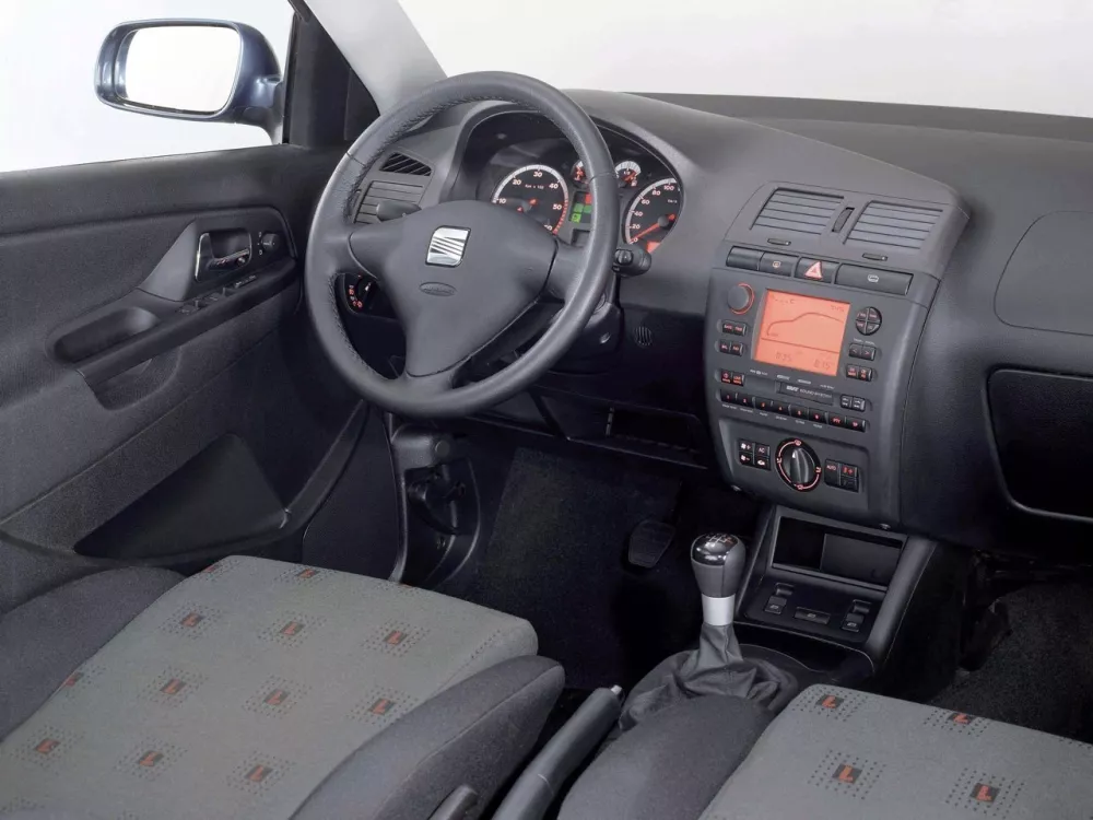 Автомобиль SEAT Cordoba I Рестайлинг Седан