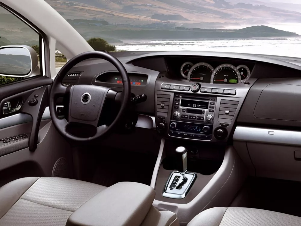 Автомобиль SsangYong Rodius I Рестайлинг Минивэн