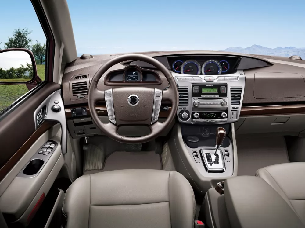 Автомобиль SsangYong Rodius II Минивэн