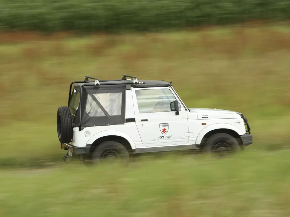 Автомобиль Suzuki Samurai Внедорожник открытый