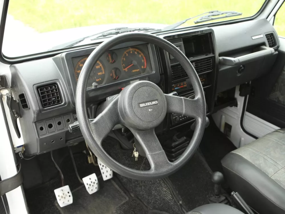 Автомобиль Suzuki Samurai Внедорожник открытый