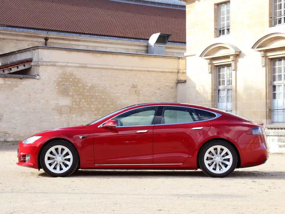 Автомобиль Tesla Model S I Рестайлинг Лифтбек